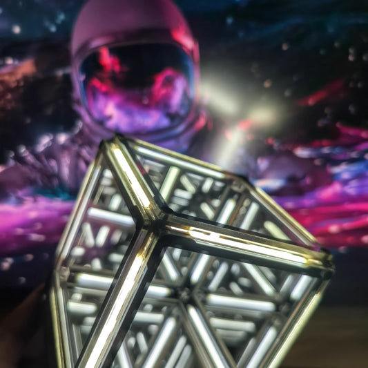 Four Dimension Mirror-bounded Light Cube