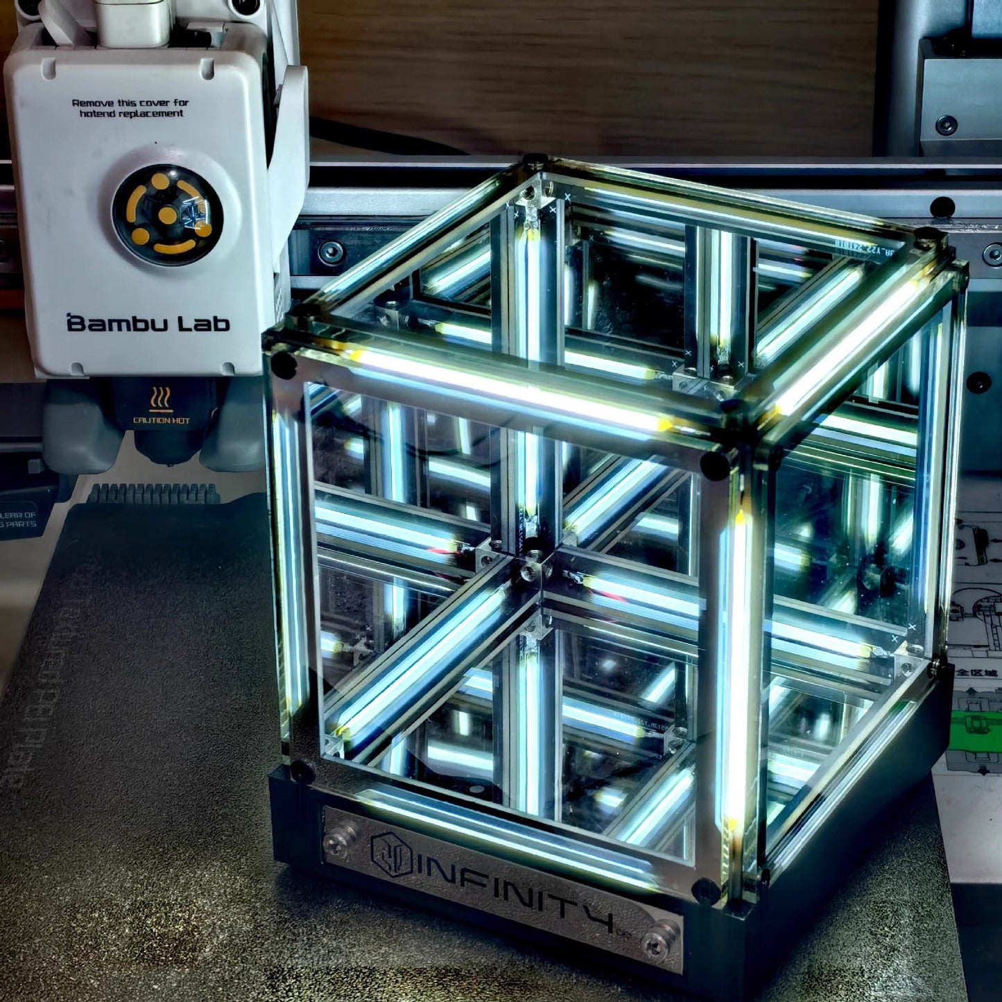 Four Dimension Mirror-bounded Light Cube