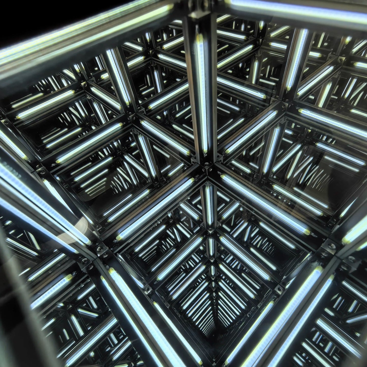 Four Dimension Mirror-bounded Light Cube