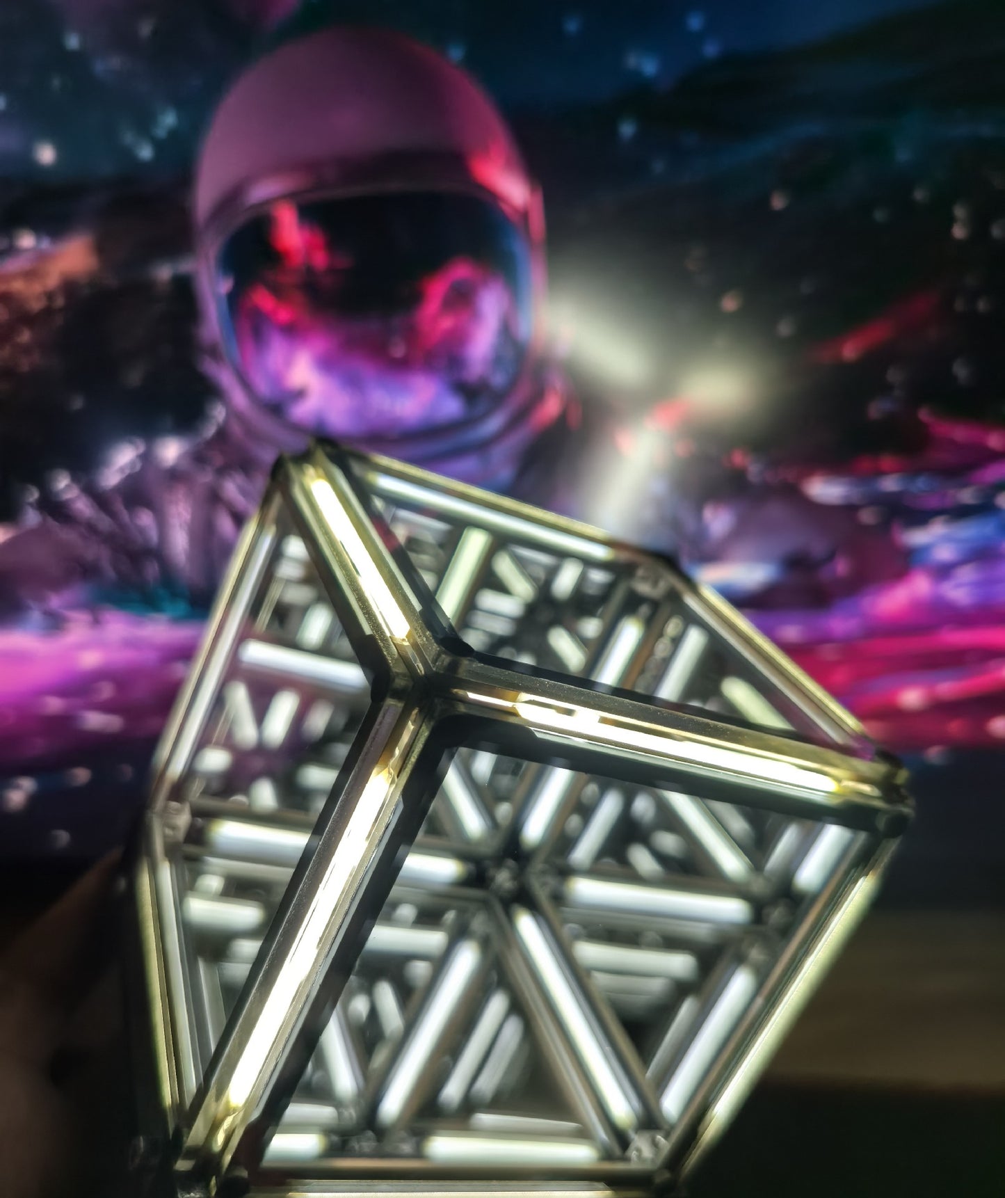 Four Dimension Mirror-bounded Light Cube