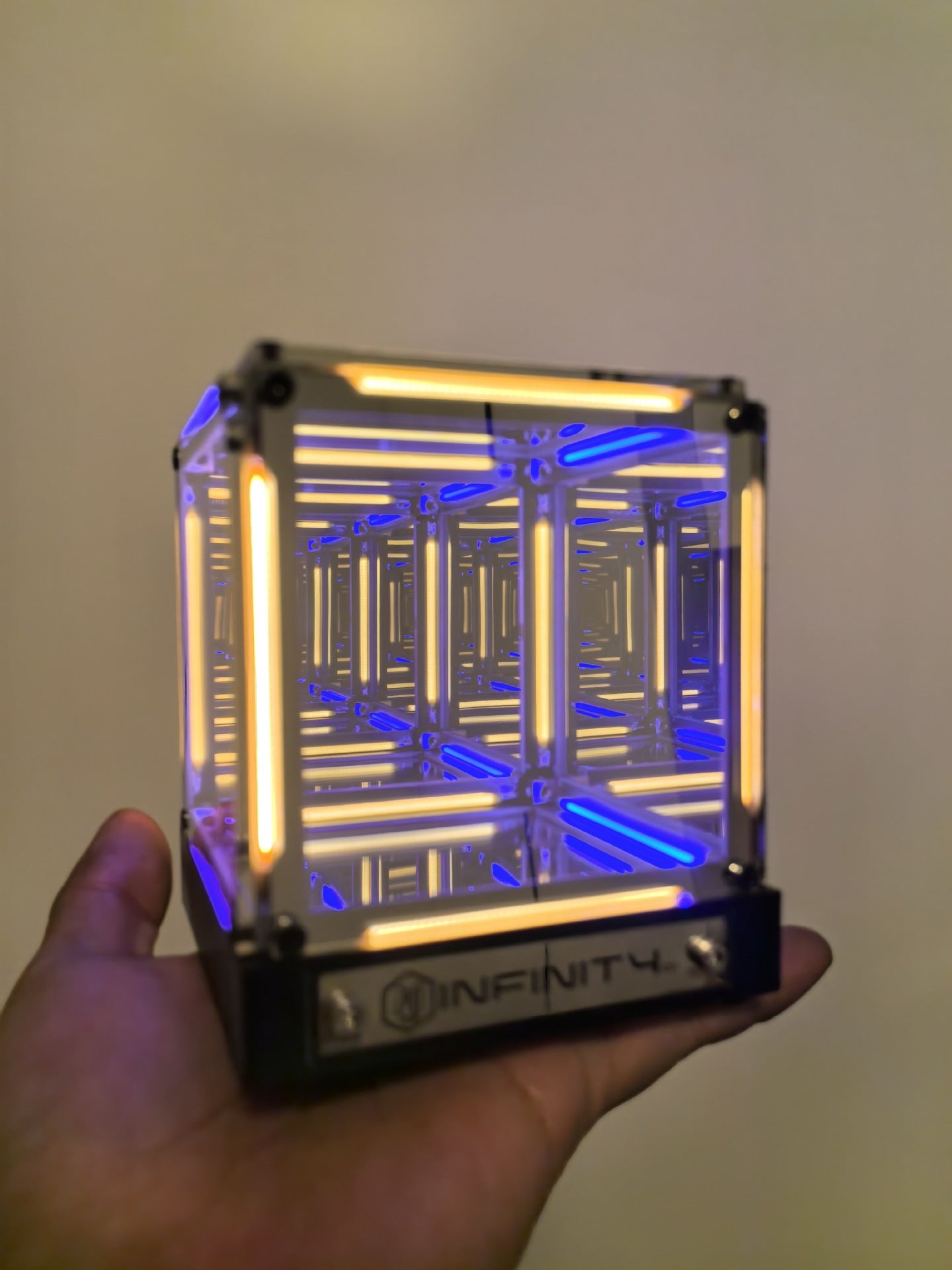 Four Dimension Mirror-bounded Light Cube